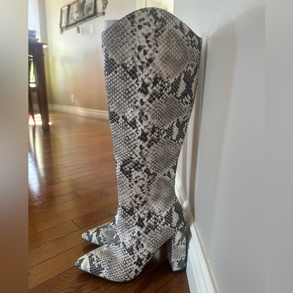 Snake Print Boot Size 37 - Black and White - Picture 1 of 5